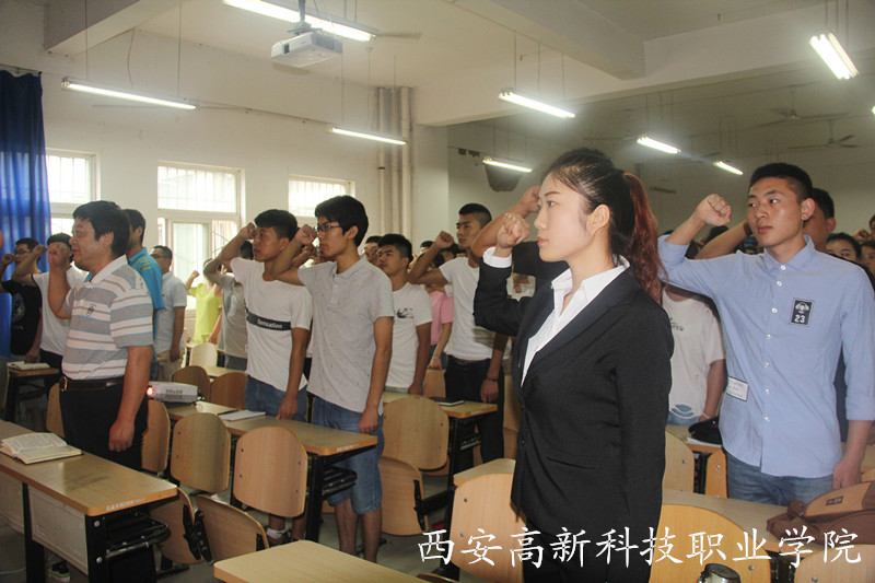 西安高新科技职业学院举行“迎七一”新党员宣誓仪式