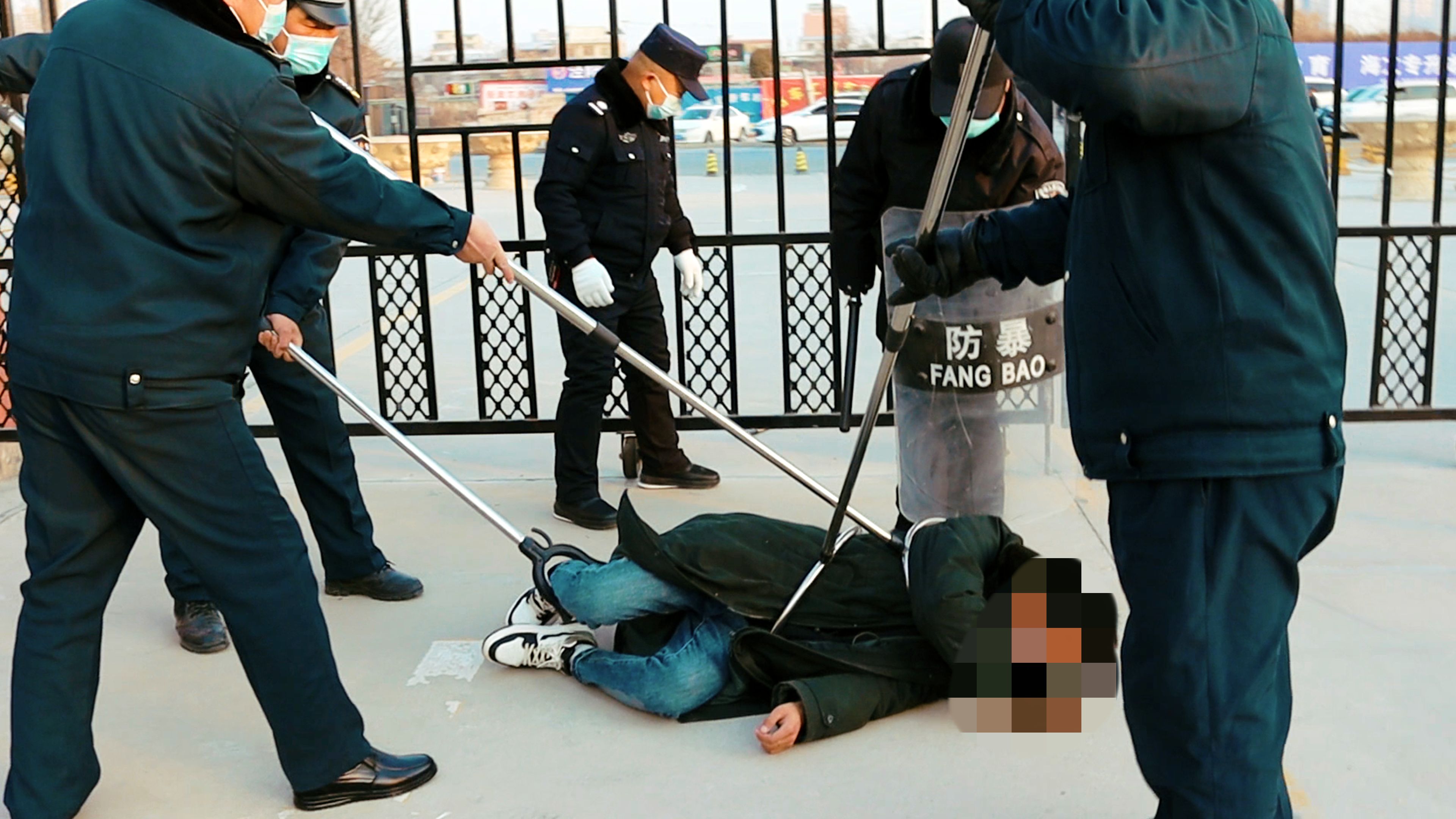 西安高新科技职业学院开展反恐防暴培训与演练共筑校园安全防线